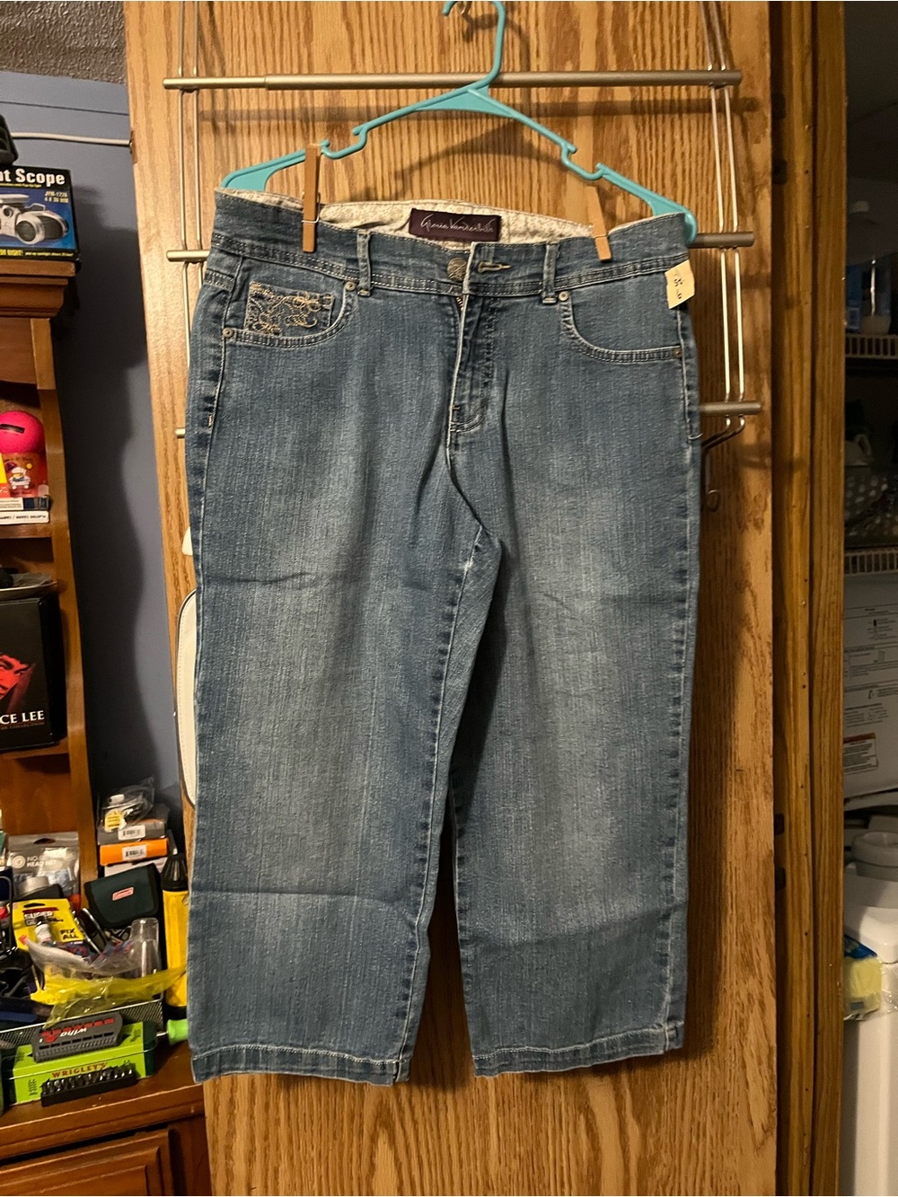 Gloria Vanderbilt Medium Blue Denim Cropped Capris with Embroidered Accent